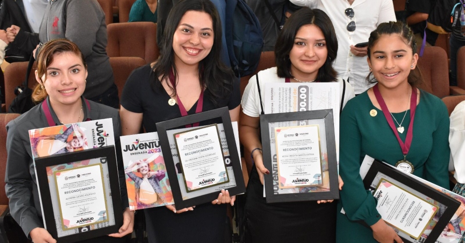 Entrega Armando Ayala Galardones Del Premio Municipal De La Juventud De