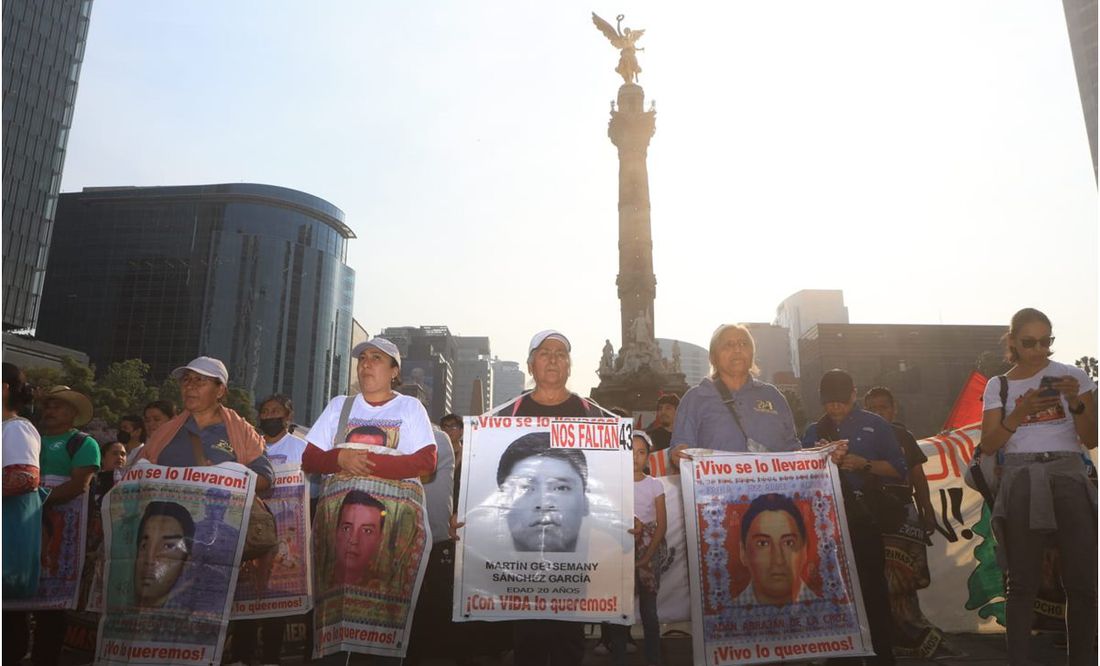 Familiares De Los Normalistas Marchan En La Cdmx Uniradio Informa