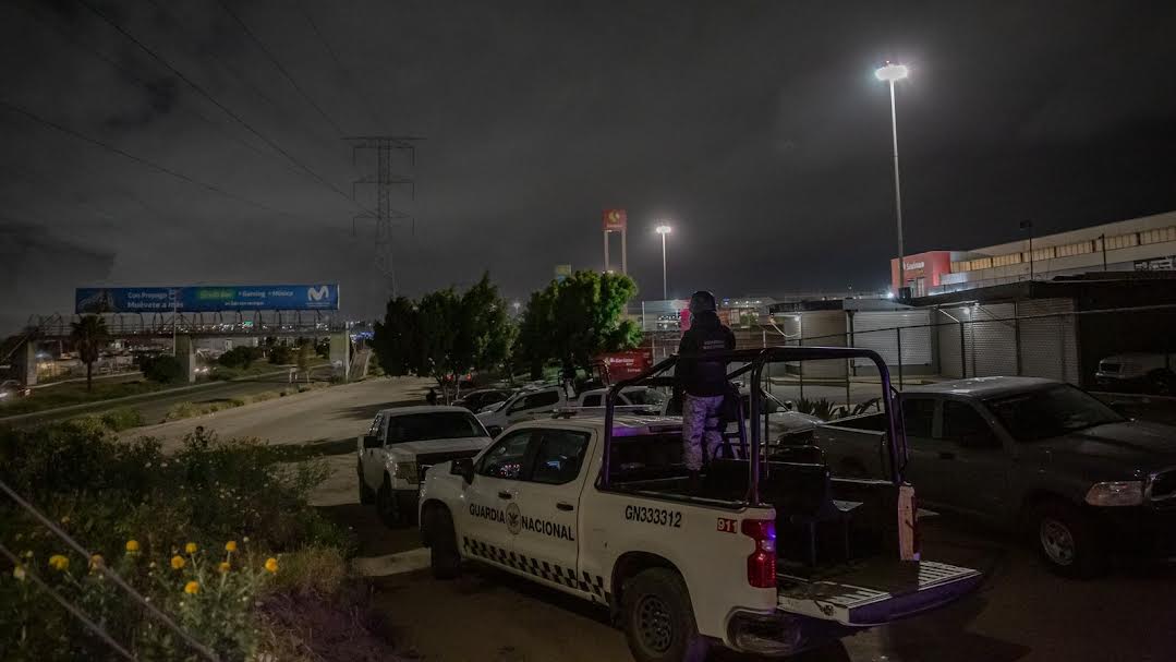 Hallan cinco cuerpos dentro de vehículo abandonado cerca del Corredor