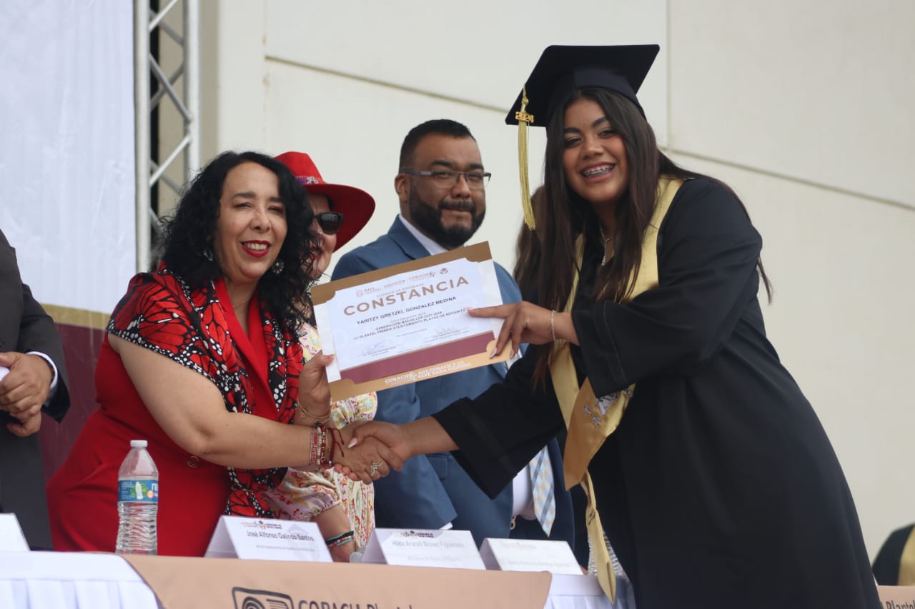 Asiste Araceli Brown A Ceremonia De Graduaci N Del Cobach Primer