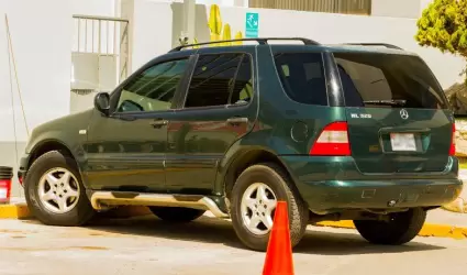 Carro con vidrios polarizados