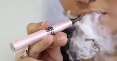 Vapeadores. Persona con vapeador