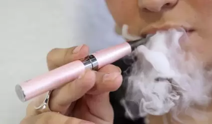 Vapeadores. Persona con vapeador