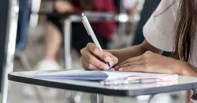 Estudiante realizando examen de admisin de preparatoria