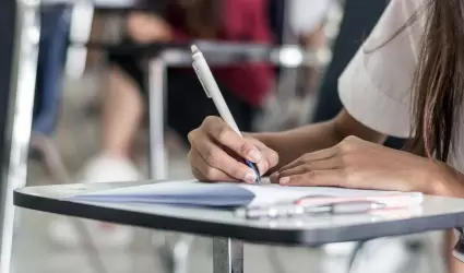 Estudiante realizando examen de admisin de preparatoria