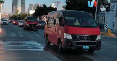 Taxi Rojo y Negro en Bulevar Agua Caliente