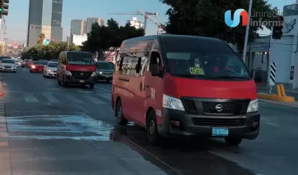 Taxi Rojo y Negro en Bulevar Agua Caliente