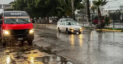 Autos en carretera durante lluvia