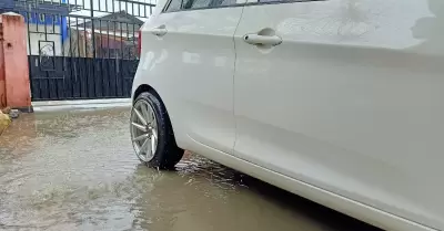 Auto con lluvia
