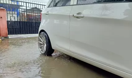 Auto con lluvia