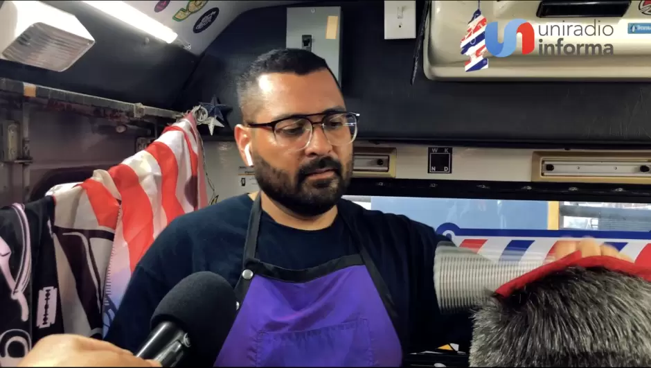barbero decide poner su negocio sobre ruedas