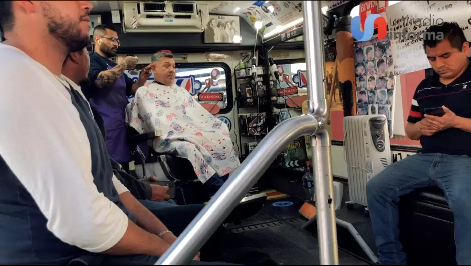 Clientes al interior de negocio sobre ruedas