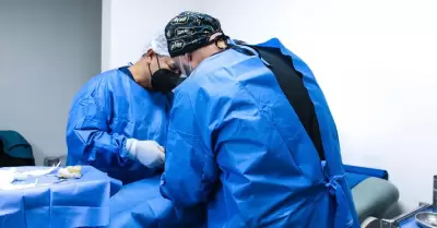 Doctores realizando vasectoma