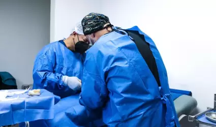 Doctores realizando vasectoma