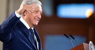 Presidente Andres Manuel Lopez Obrador con traje azul