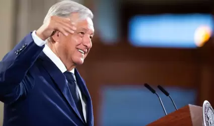 Presidente Andres Manuel Lopez Obrador con traje azul