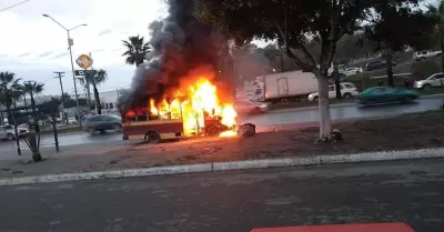 Calafia incendindose frente a Plaza Pacfico Tijuana