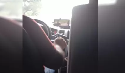 Taxista viendo una serie mientras conduce