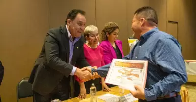 Secretario de Salud BC Adri�n Amarillas