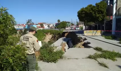 Vialidad derrumbada en Terrazas del Rub