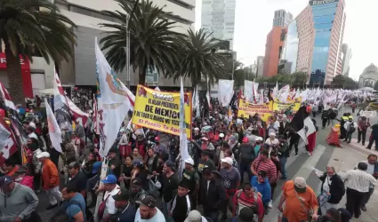 Simpatizantes de AMLO en Reforma y Ju�rez, rumbo al Z�calo