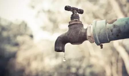 Llave de agua goteando