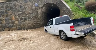 Rescatan a persona de su vehculo atascado en arroyo de Rosarito