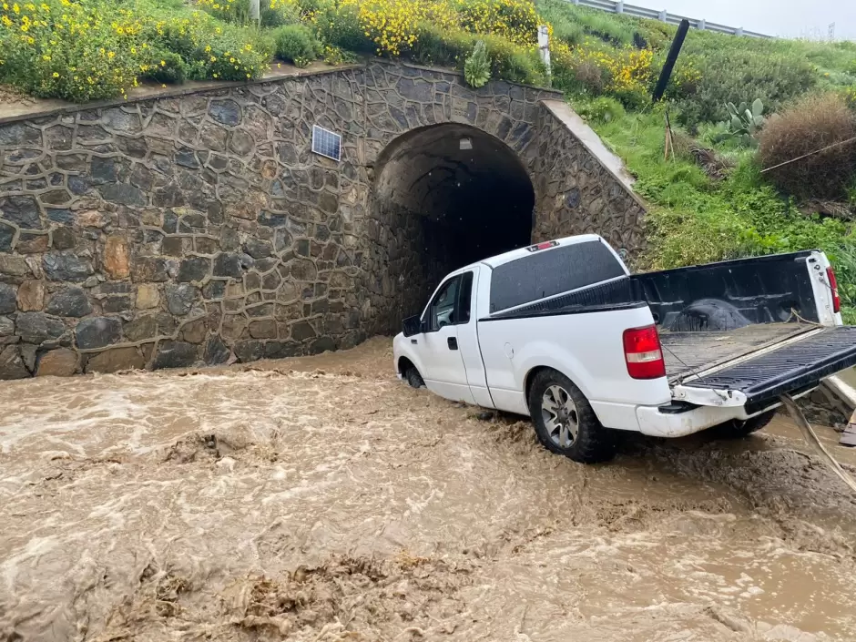 Rescatan a persona de su vehculo atascado en arroyo de Rosarito