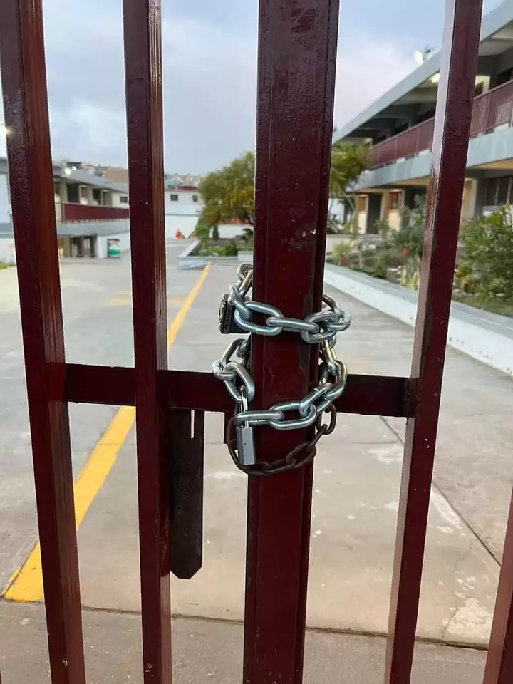 Escuela Secundaria 216 con puertas encadenadas