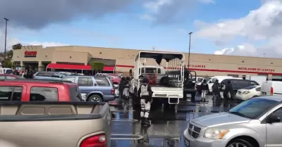 Polica atendiendo reporte de intento de asalto a mano armada en estacionamiento