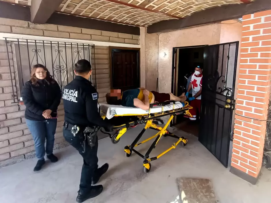 Rescatan a adulto inconsciente en su casa