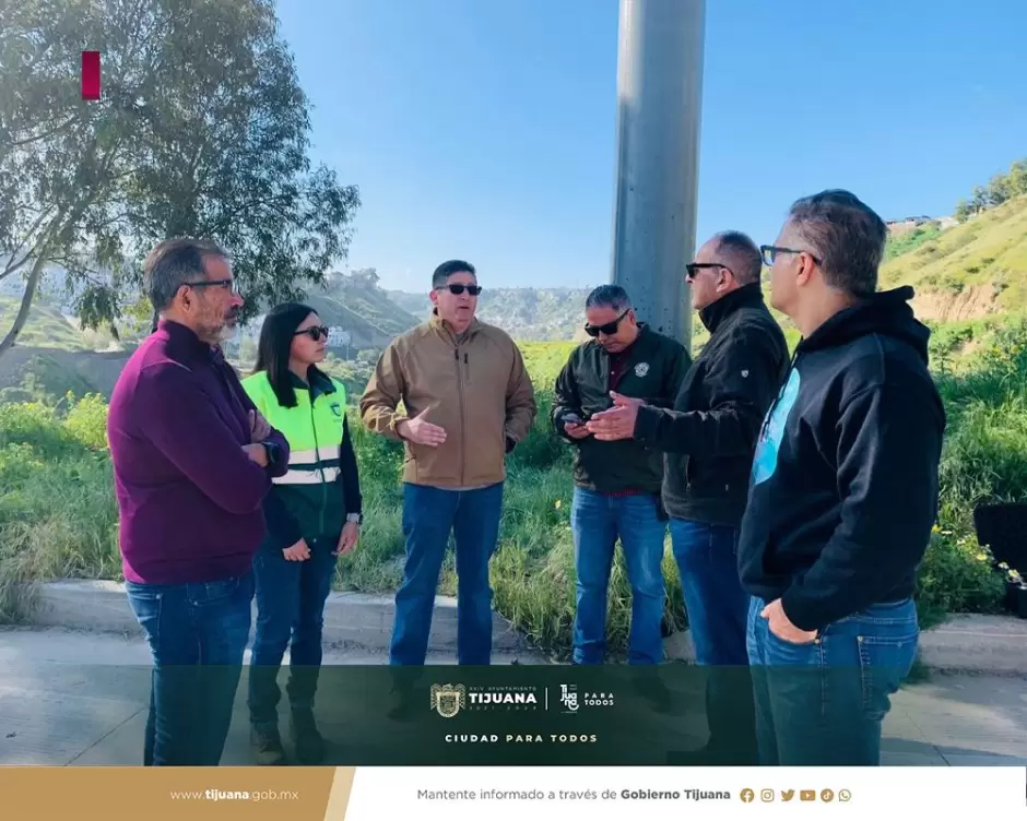 Desvo de carriles y contra flujo en la carretera hacia Playas de Tijuana