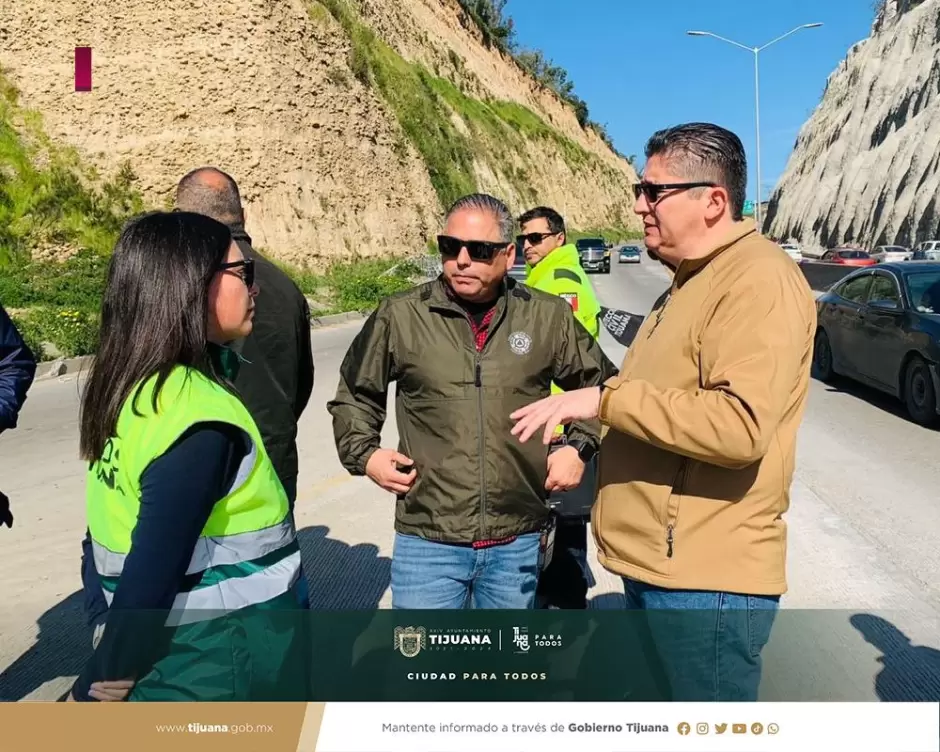 Desvo de carriles y contra flujo en la carretera hacia Playas de Tijuana