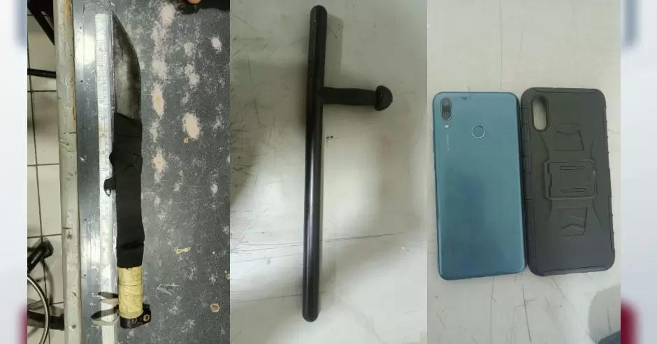 Bast�n t�ctico, un machete y un tel�fono celular