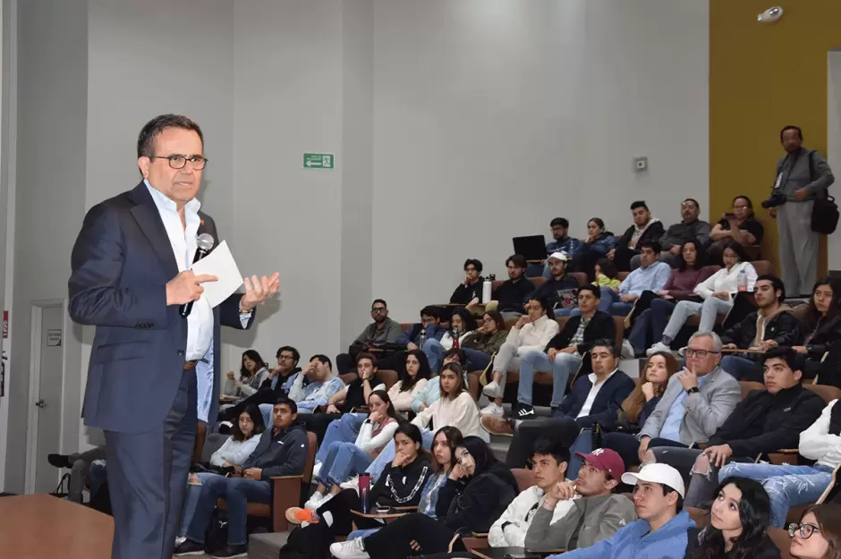 Universitarios de CETYS dialogan con el Lic. Ildefonso Guajardo