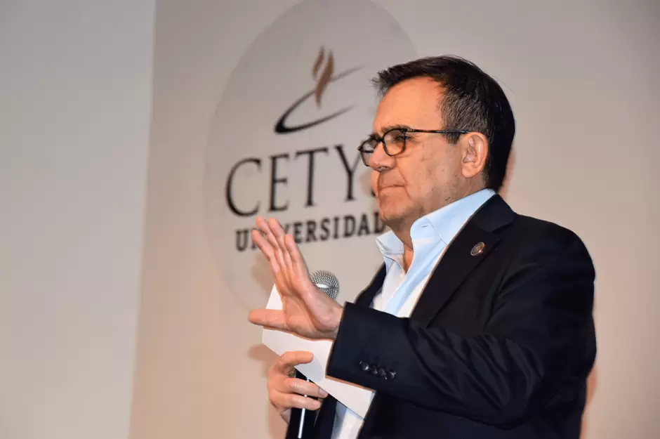 Universitarios de CETYS dialogan con el Lic. Ildefonso Guajardo