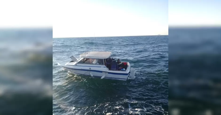 Marina rescata embarcaci�n a la deriva inmediaciones de Isla Coronado,