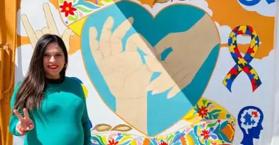 Legisladora junto a mural de inclusi�n