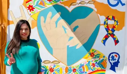 Legisladora junto a mural de inclusi�n