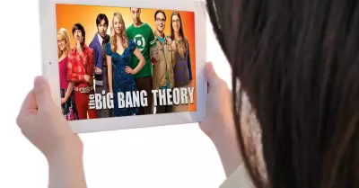 Mujer viendo The Big Bang Theory