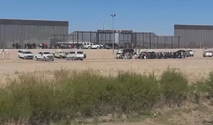 Migrantes intentan cruzar el muro fronterizo ubicado entre Ciudad Jurez y El Pa