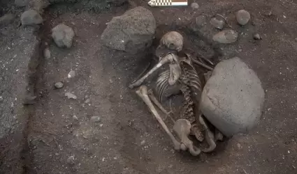 Esqueletos en posicin indita en las antiguas costumbres funerarias del rea no