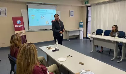 Charla sobre violencia familiar a su personal