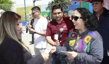 Entrega Araceli Brown becas a estudiantes