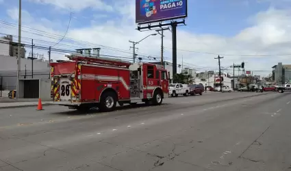 Camin de bomberos sobre bulevar Agua Caliente