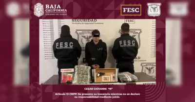 Hombre en posesin de arma de fuego y droga