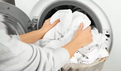 Sacando ropa de lavander�a