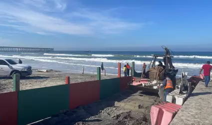 Trabajando en conjunto de limpieza de playas