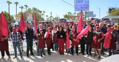 Montserrat Caballero y comerciantes ambulantes