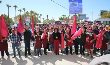 Montserrat Caballero y comerciantes ambulantes